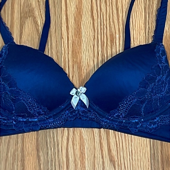 Victoria’s Secret Body by Victoria No Wire Blue Lace Bra, 32A - Picture 2 of 7